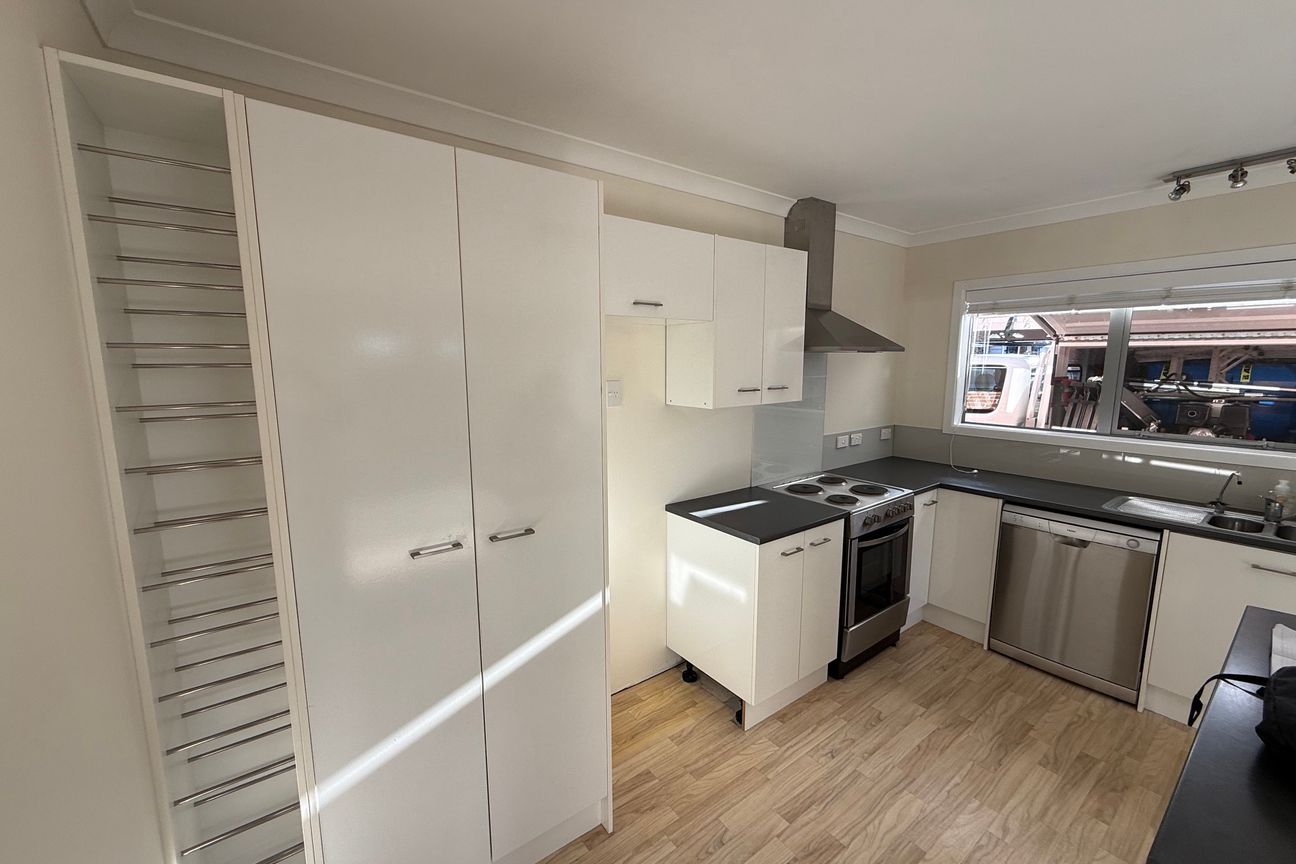 Spacious 4 Bedroom Home with Beautiful Garden - Widok 3