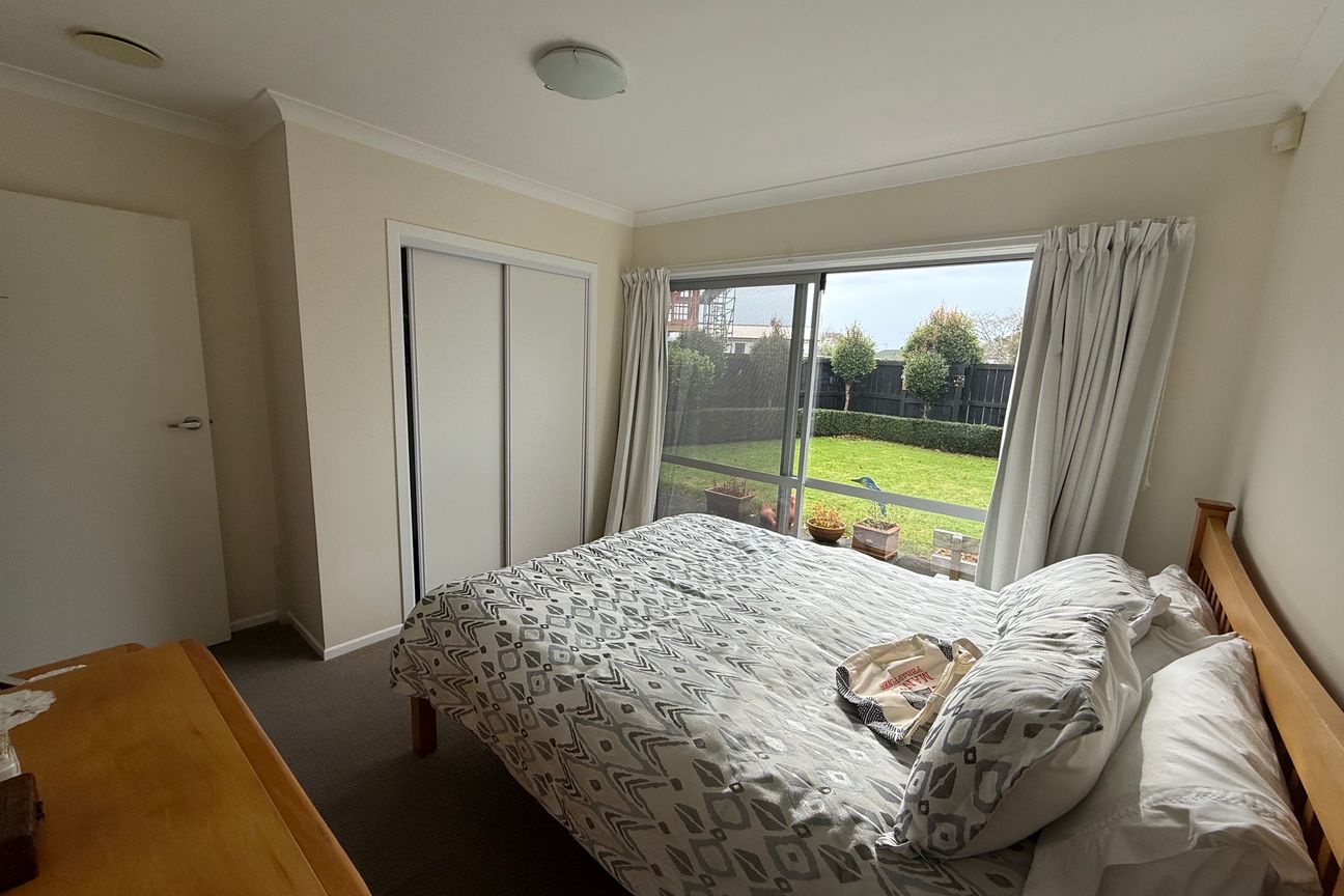 Spacious 4 Bedroom Home with Beautiful Garden - Widok 6