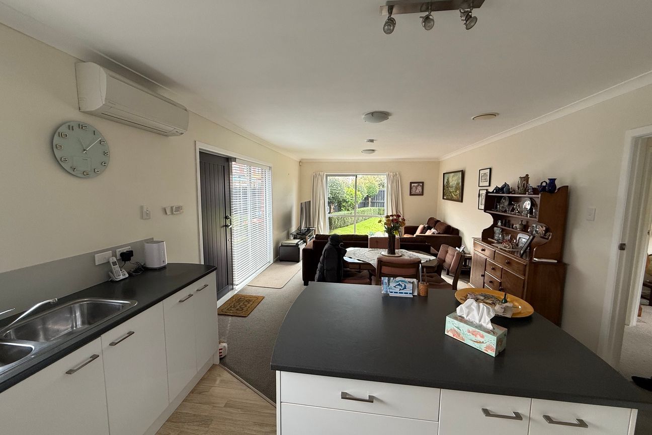 Spacious 4 Bedroom Home with Beautiful Garden - Widok 2