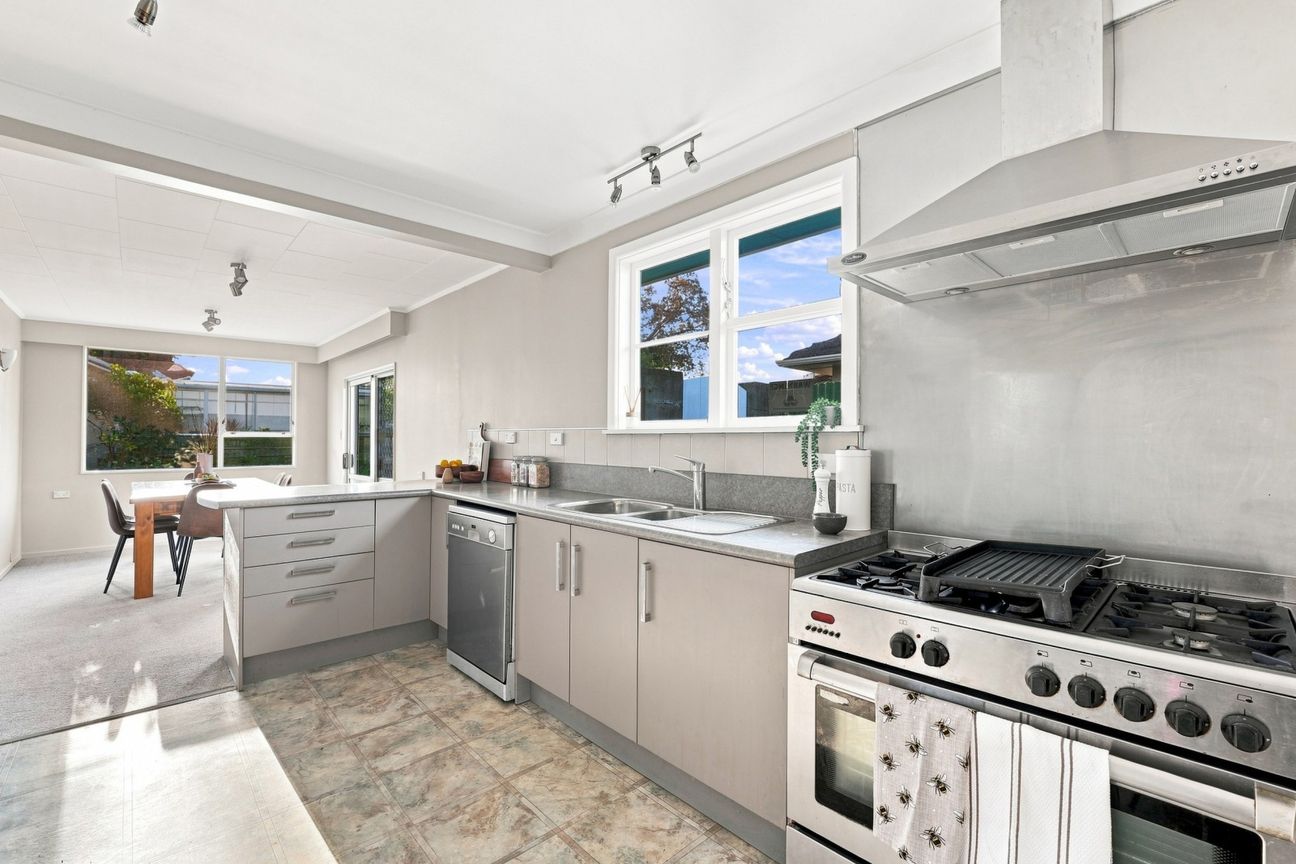 Solid, spacious and full of opportunity - Aanzicht 3