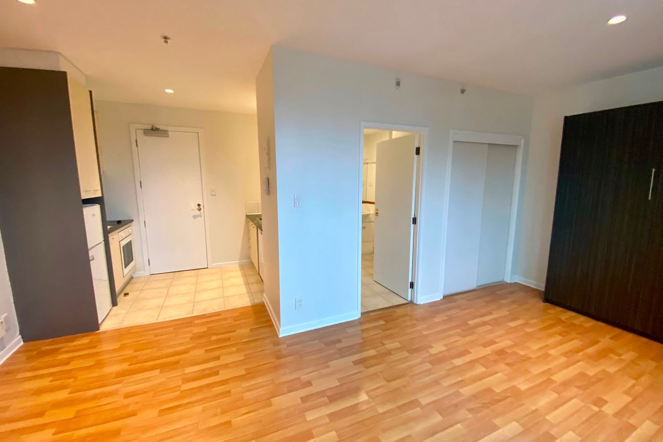 Modern One-Bedroom Apartment with Secure Parking in The Connaught - Vista 2