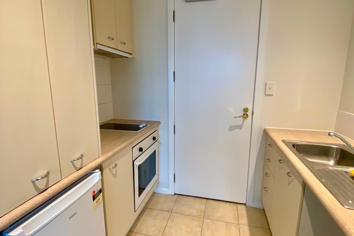 Modern One-Bedroom Apartment with Secure Parking in The Connaught - Altro