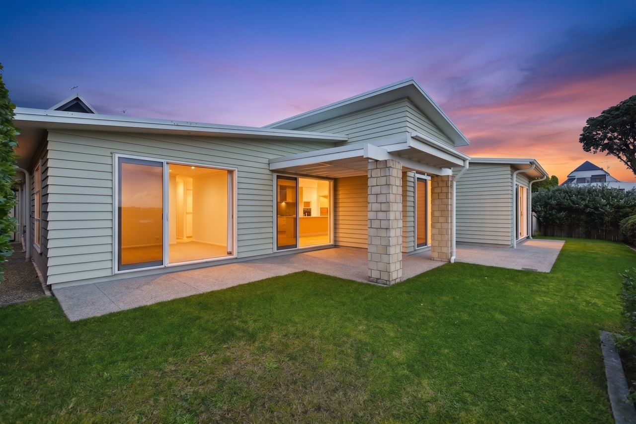 Executive Waterfront Perfection - Views, Space & Luxury - Vista 2