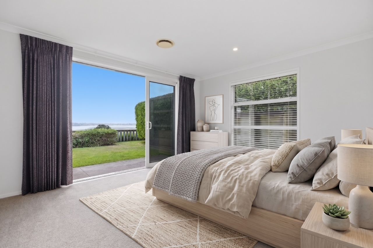 Executive Waterfront Perfection - Views, Space & Luxury - Altro