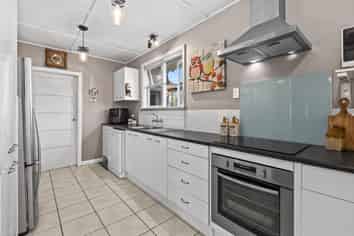 908 Lane Street, Mahora