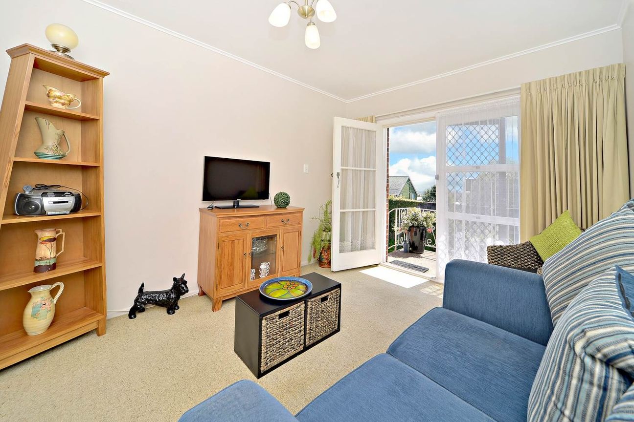 Sunny 2 Bedroom Home with Garage in a Prime Mount Albert Location - Widok 4
