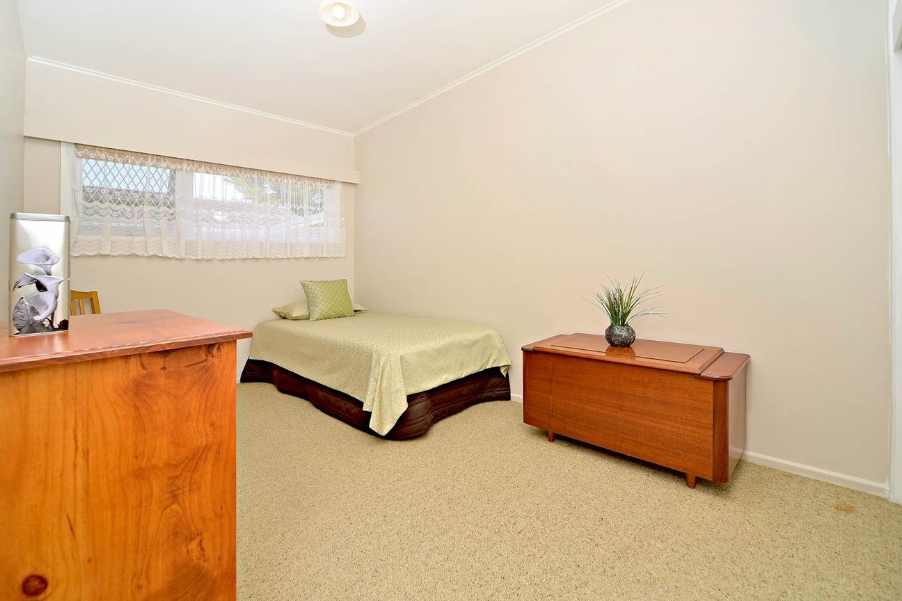 Sunny 2 Bedroom Home with Garage in a Prime Mount Albert Location - Więcej
