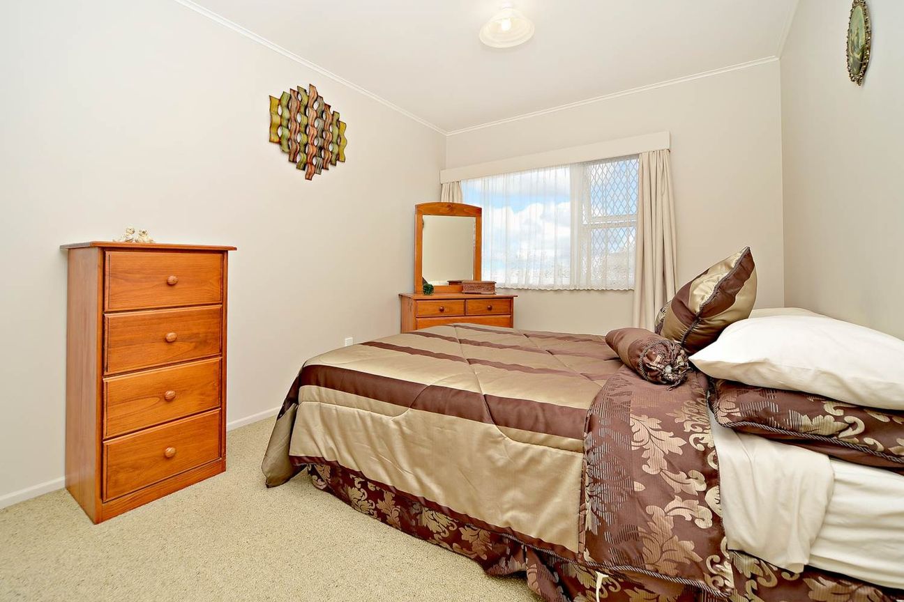 Sunny 2 Bedroom Home with Garage in a Prime Mount Albert Location - Widok 6