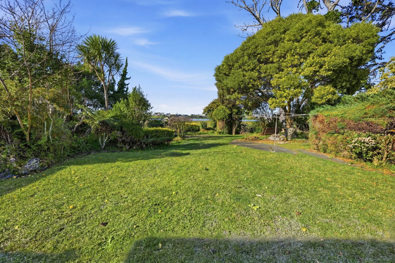 Unlock the Potential on 926m² with Water Views - Bild 2