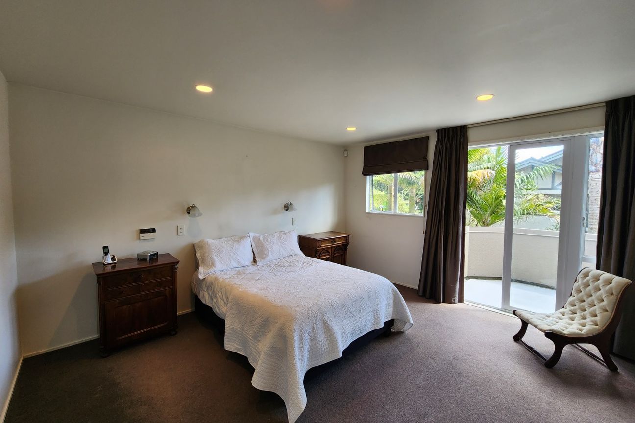 Large Executive Family Home with Pool - Meer