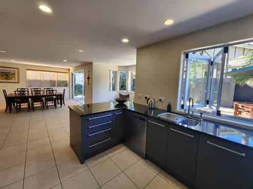 14 Golf Road , Epsom