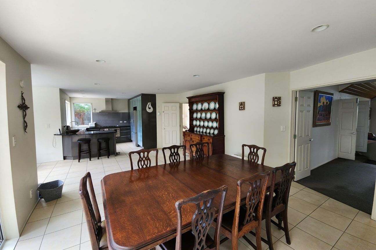 Large Executive Family Home with Pool - Aanzicht 4