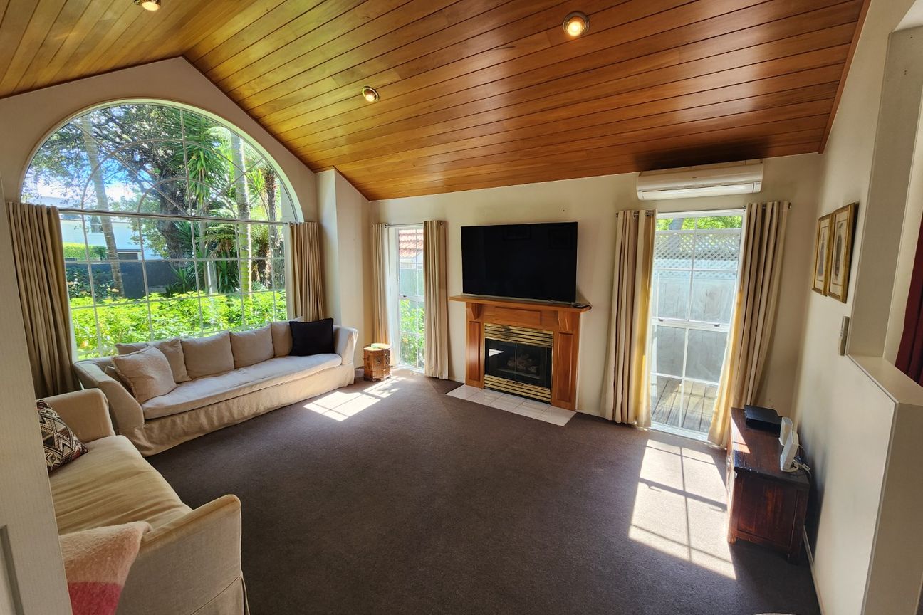Large Executive Family Home with Pool - Aanzicht 2