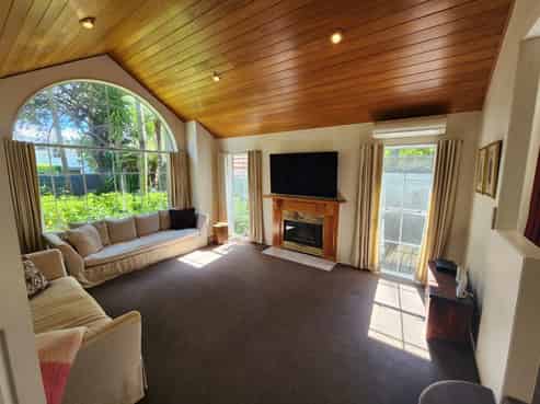 14 Golf Road , Epsom