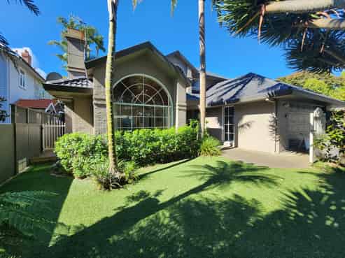 14 Golf Road , Epsom