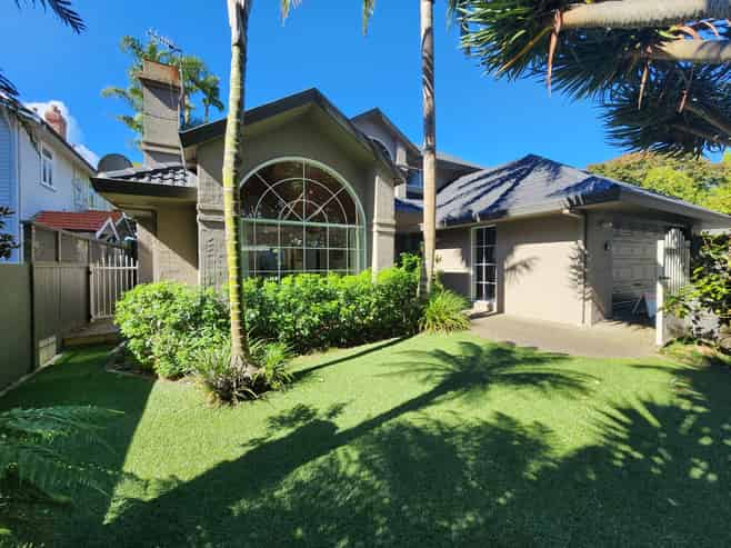 14 Golf Road , Epsom