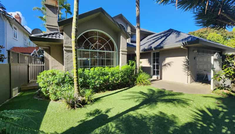 14 Golf Road , Epsom