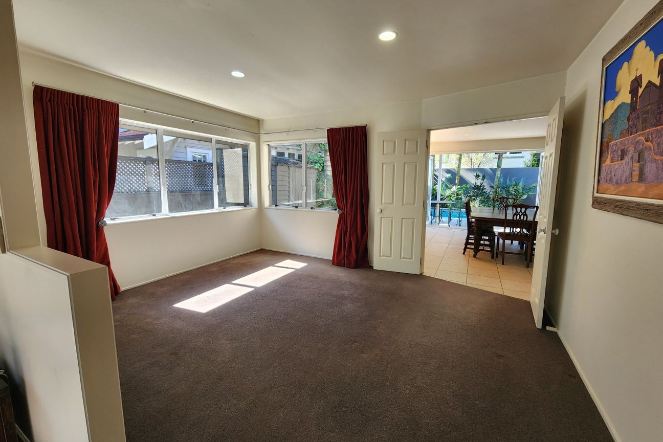 Large Executive Family Home with Pool - Aanzicht 3