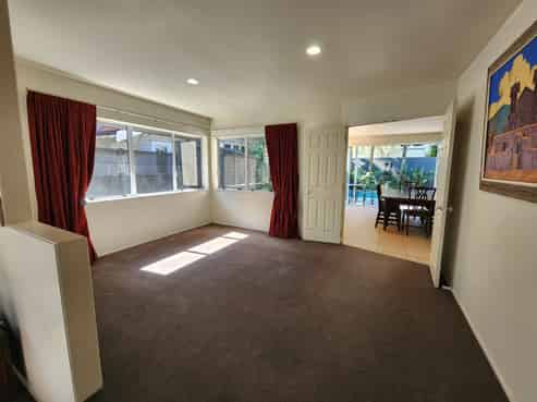 14 Golf Road , Epsom