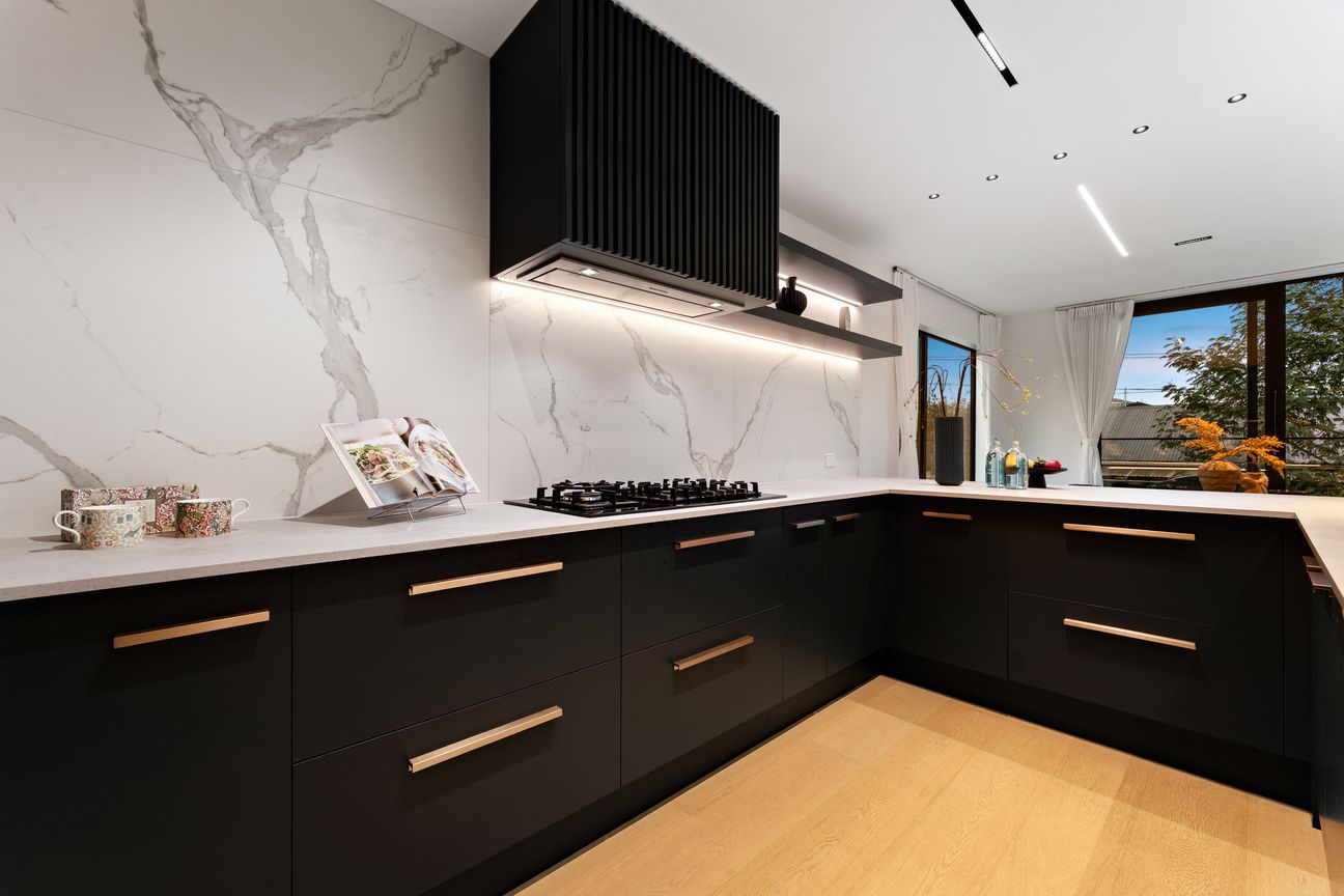 Near-New Coastal Luxury! Vendor Says Sell! - Fler