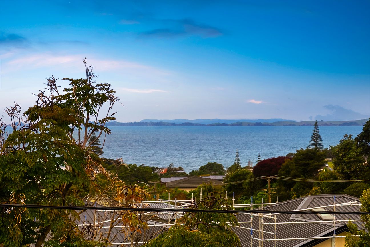 Near-New Coastal Luxury! Vendor Says Sell! - Bild 3