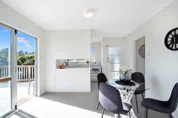 16 Peter Buck Road, New Windsor