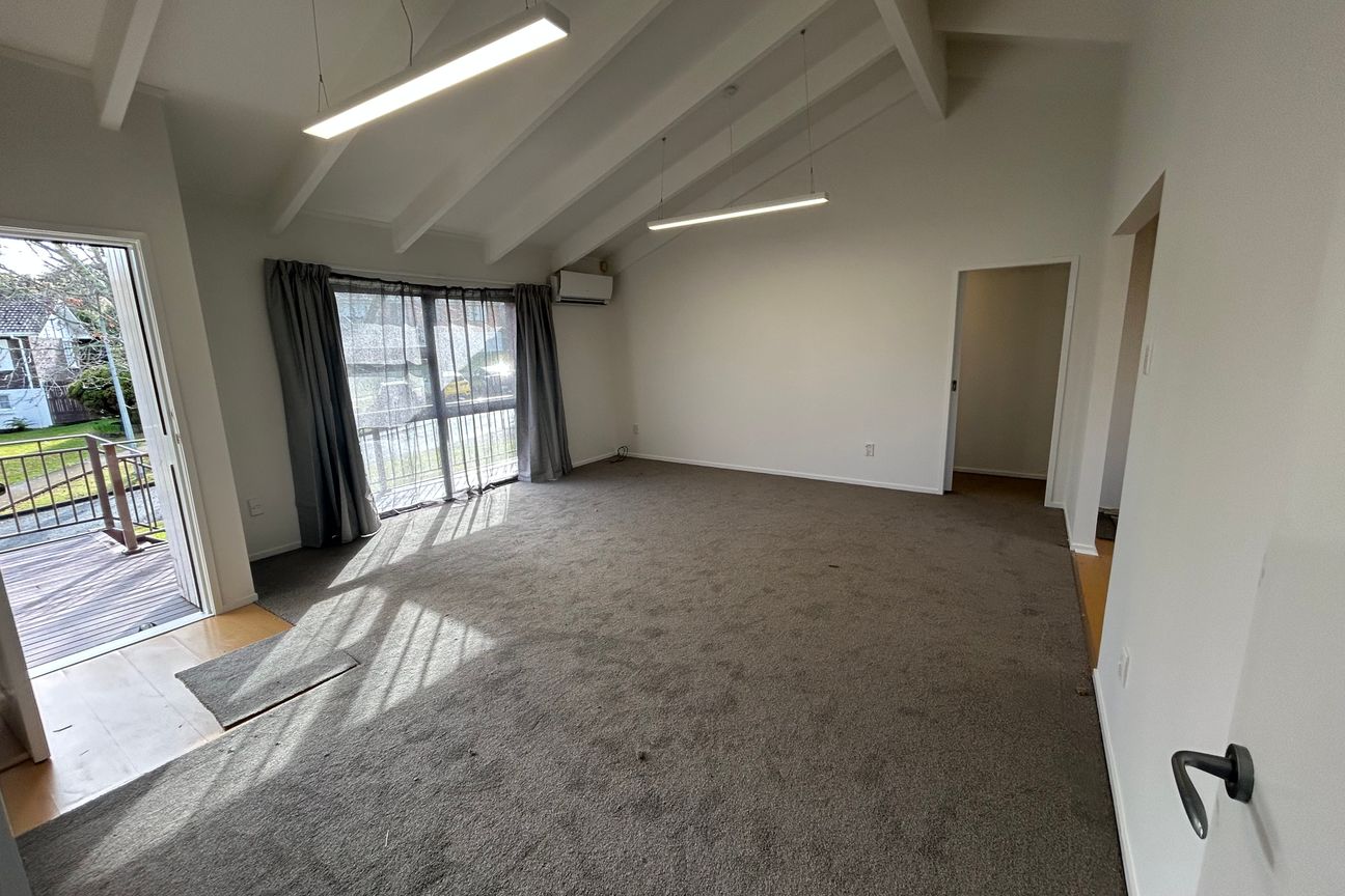 Spacious Family Home in the Heart of Botany Downs - Widok 3