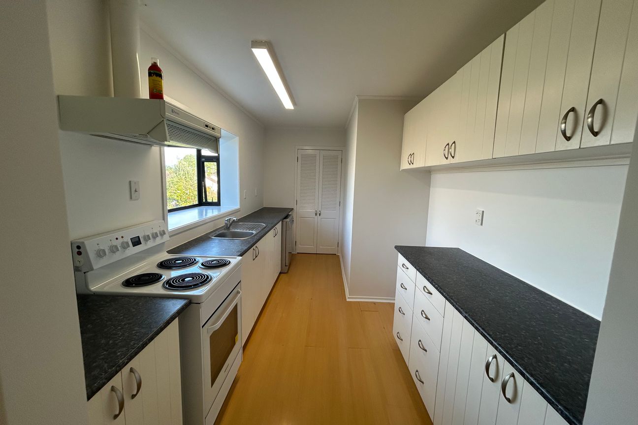Spacious Family Home in the Heart of Botany Downs - Widok 6