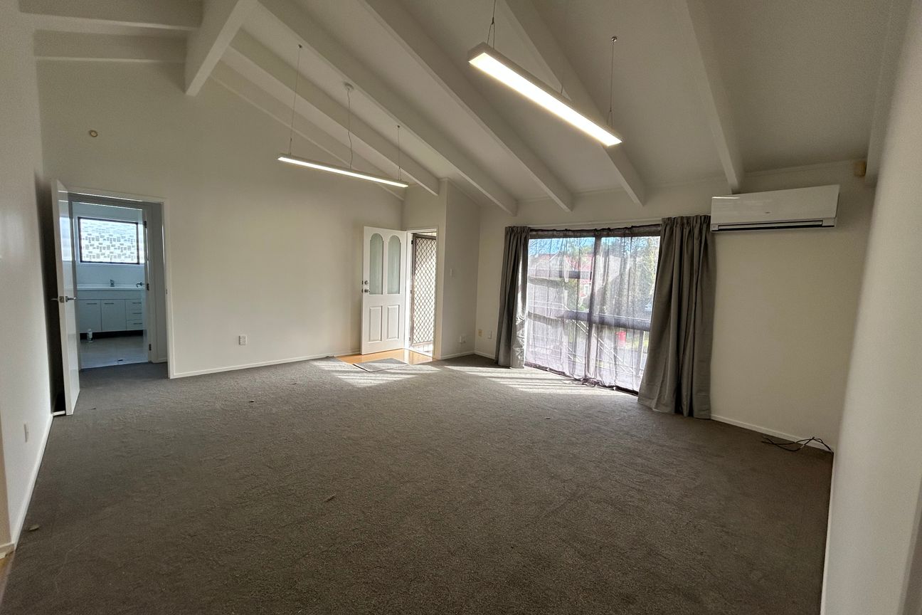 Spacious Family Home in the Heart of Botany Downs - Widok 2