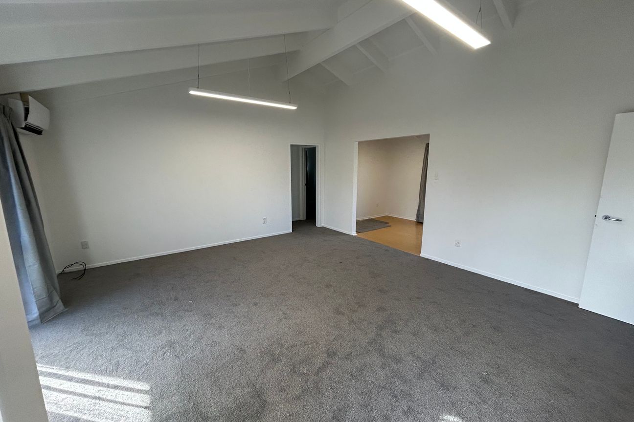 Spacious Family Home in the Heart of Botany Downs - Widok 4