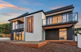 1&2 /164 Soleares Avenue, Mount Pleasant