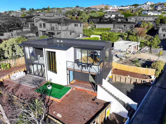 1&2 /164 Soleares Avenue, Mount Pleasant