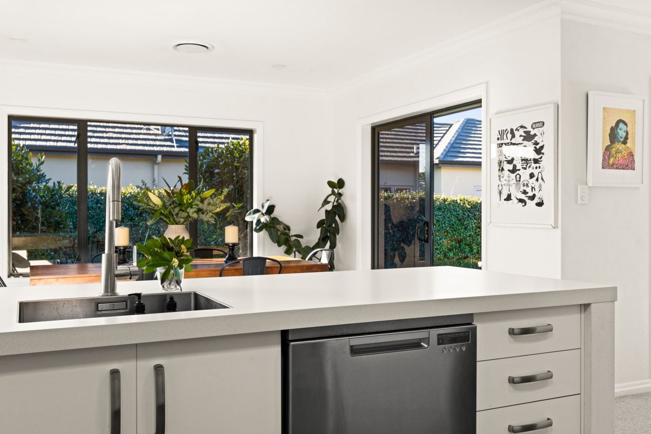 Sun Filled Family Home. Solid Construction. – pohled 6