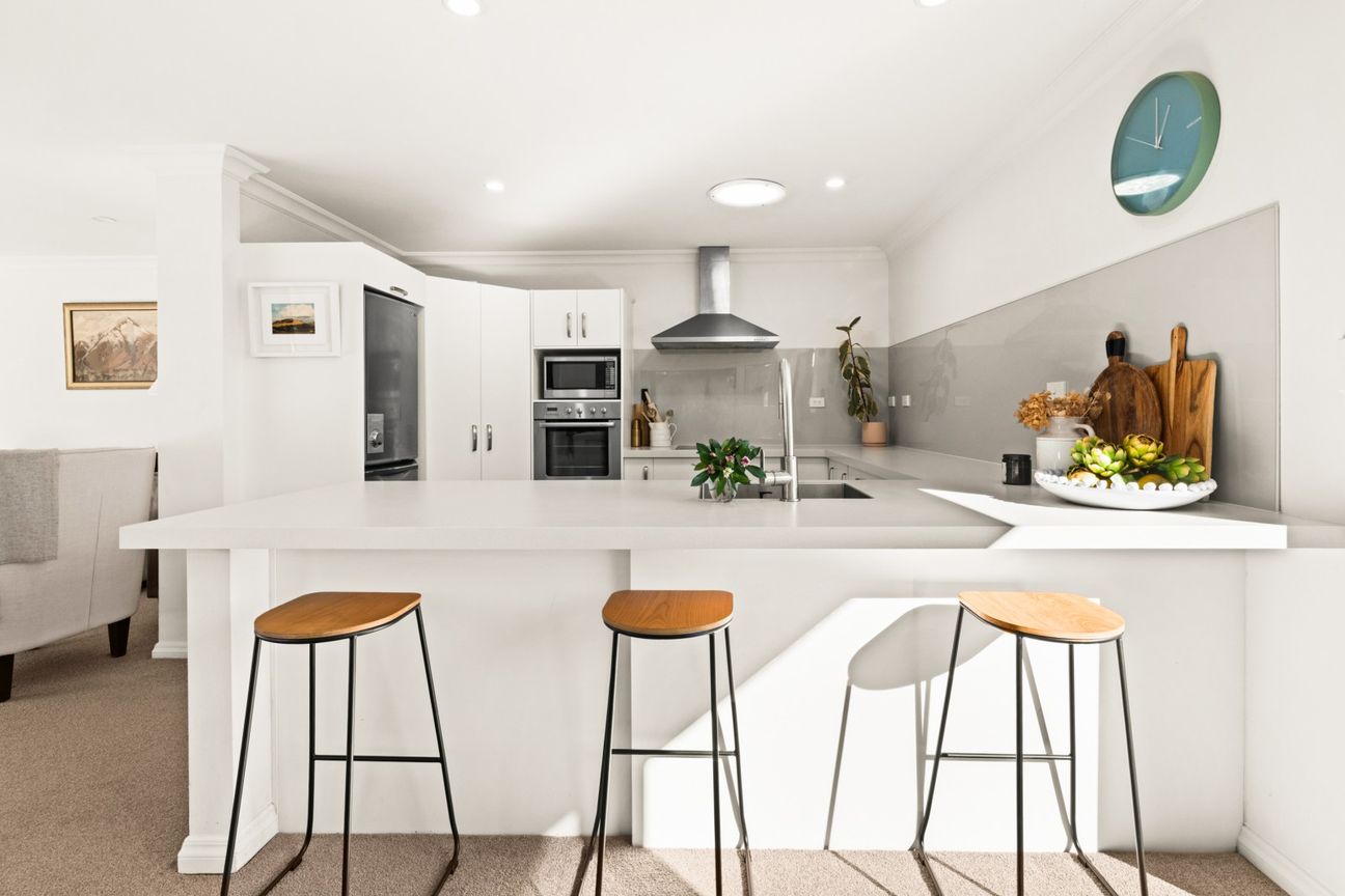 Sun Filled Family Home. Solid Construction. – další