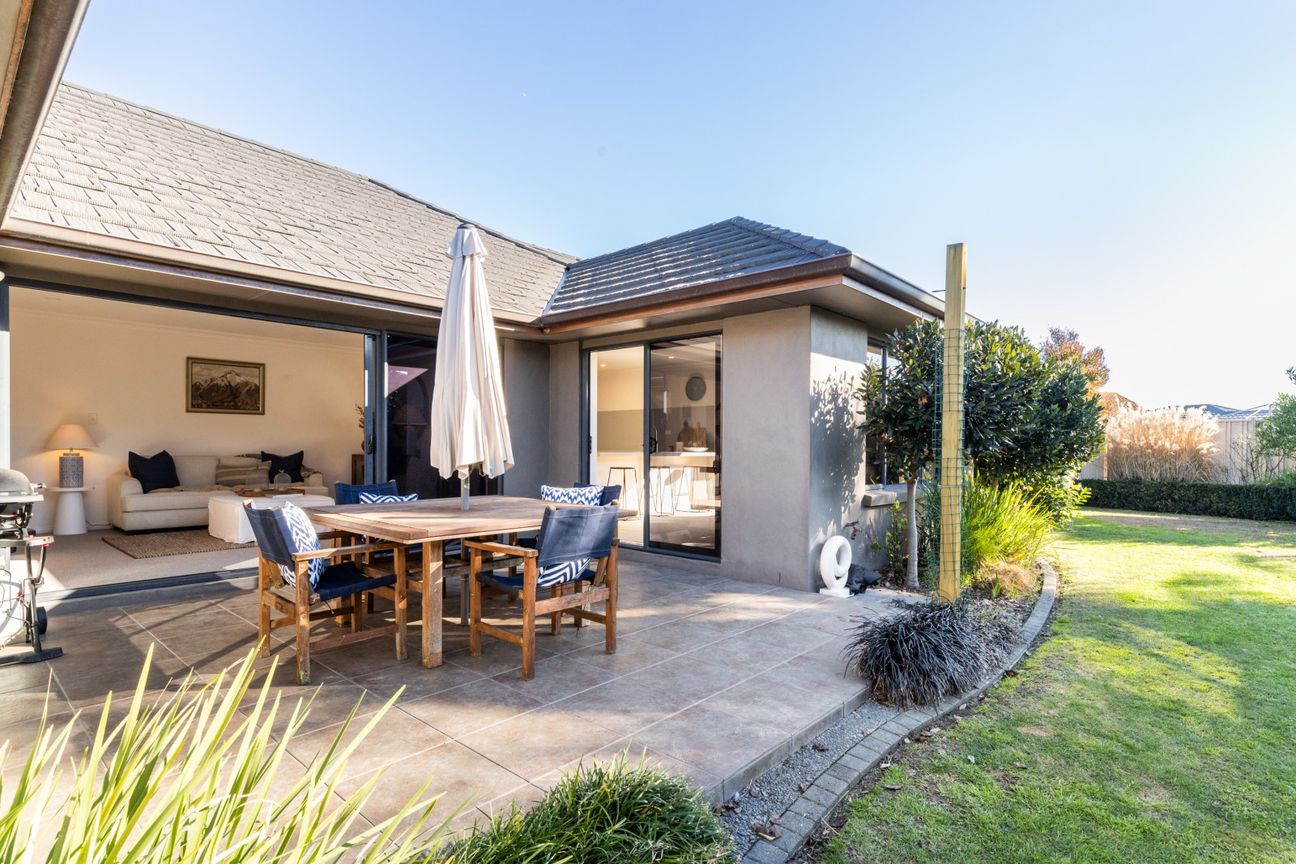 Sun Filled Family Home. Solid Construction. – pohled 2