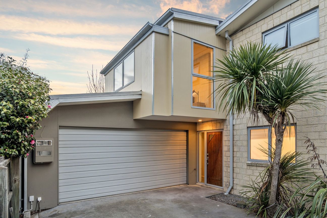 Freehold ease with double garaging - Vista 2