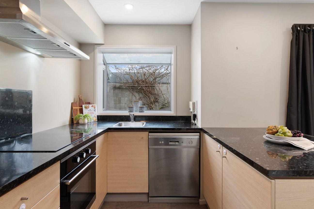Freehold ease with double garaging - Altro