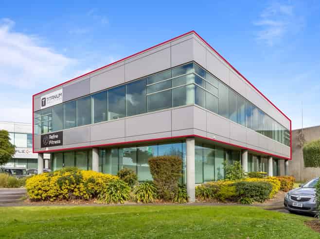 Classy 168sqm Albany office, seven car parks