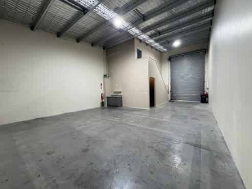 Functional industrial unit - office and warehouse