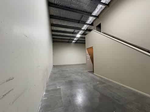 Functional industrial unit - office and warehouse