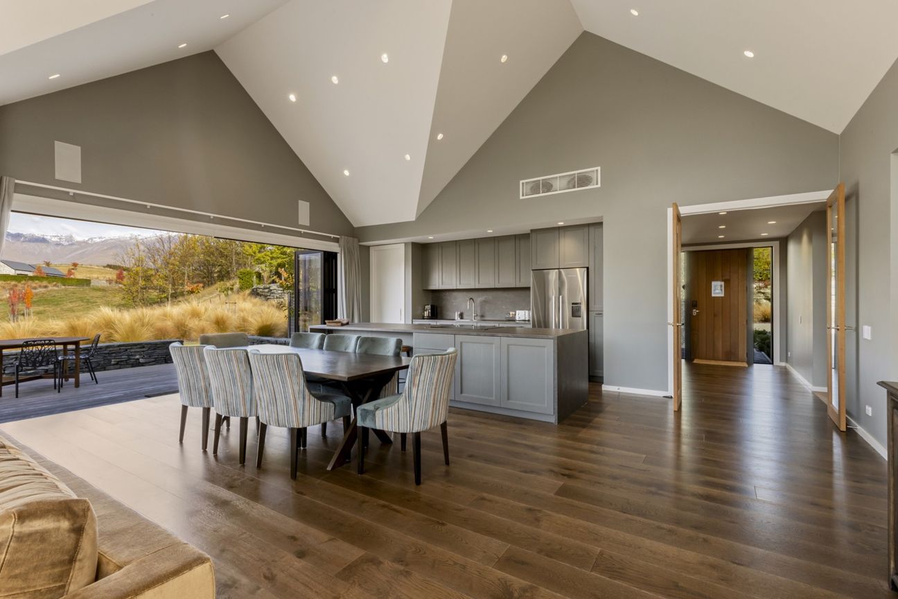 A Striking Home of Timeless Presence - Bild 6