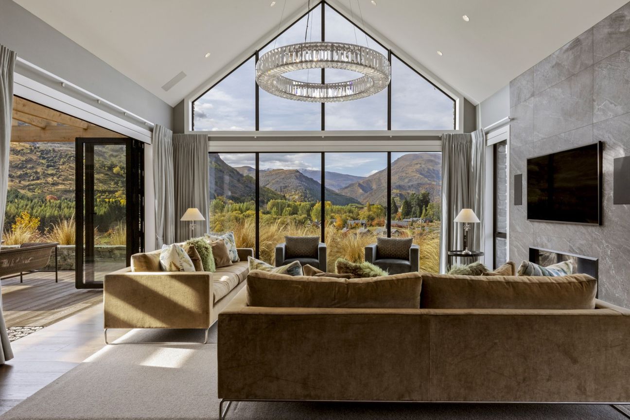 A Striking Home of Timeless Presence - Bild 2