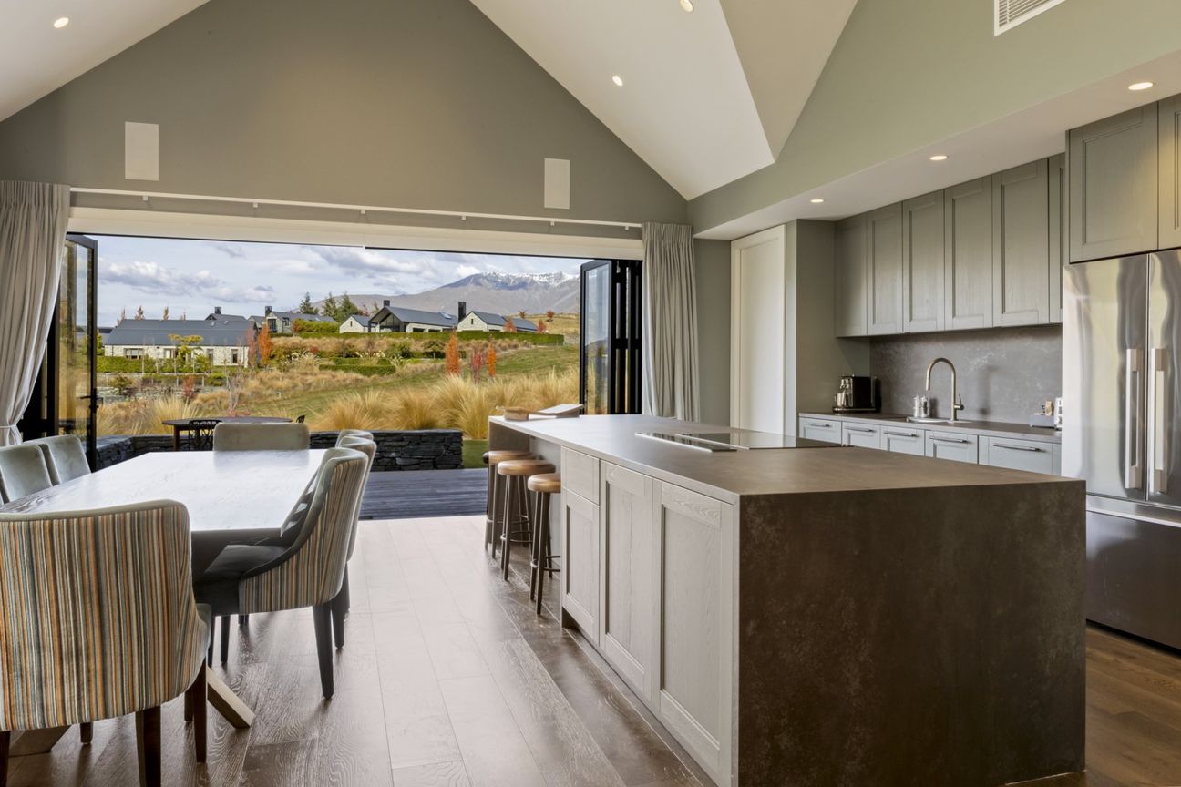 A Striking Home of Timeless Presence - Fler