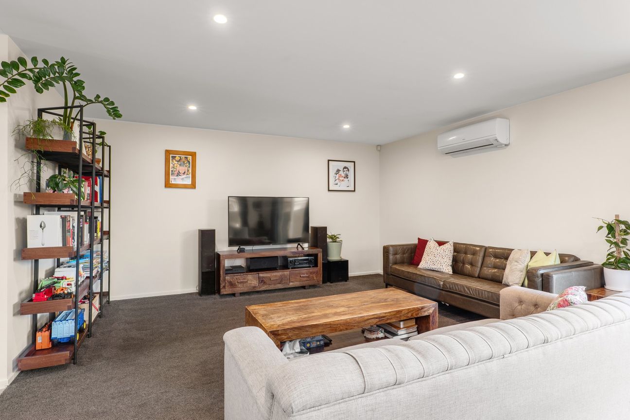 Triple garage, three bedrooms, top-tier living - Aanzicht 4