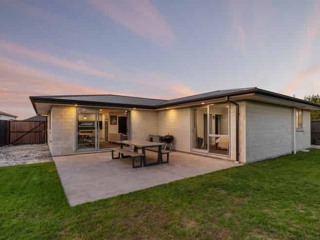 30 Whitehorn Drive, Lincoln