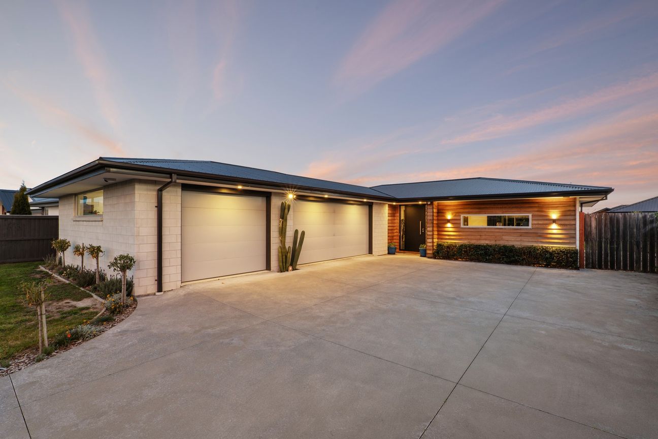 Triple garage, three bedrooms, top-tier living - Aanzicht 2