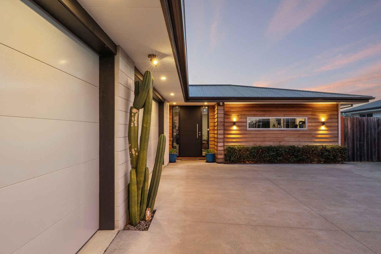 Triple garage, three bedrooms, top-tier living - Aanzicht 3