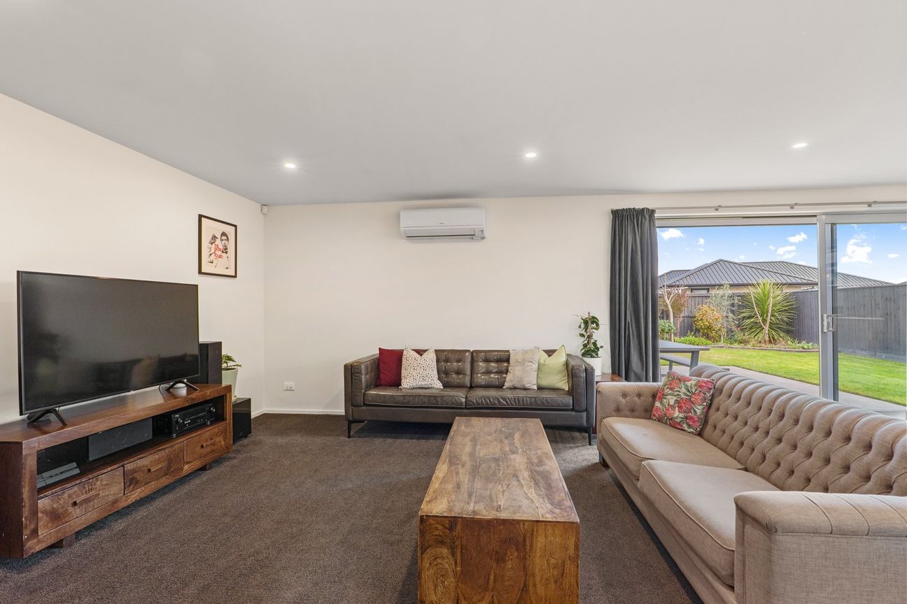 Triple garage, three bedrooms, top-tier living - Aanzicht 5