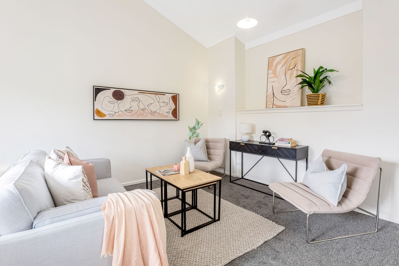 RENOVATED, READY & PERFECTLY POSITIONED - Mehr