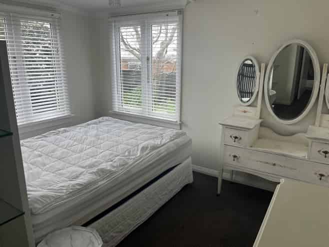 406 Devon Street East, Strandon